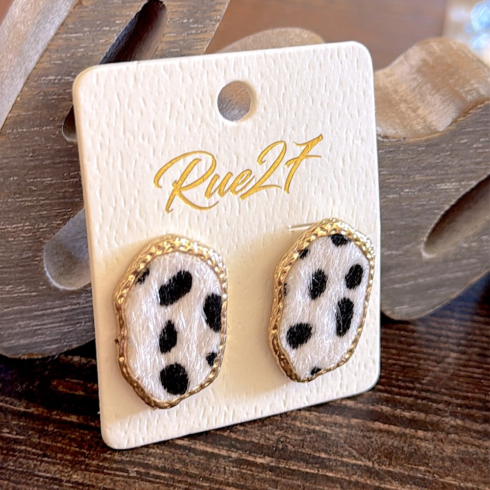 🆕🌿RUE27: WHITE CHEETAH Animal Print Leatherette Post Stud Earrings
